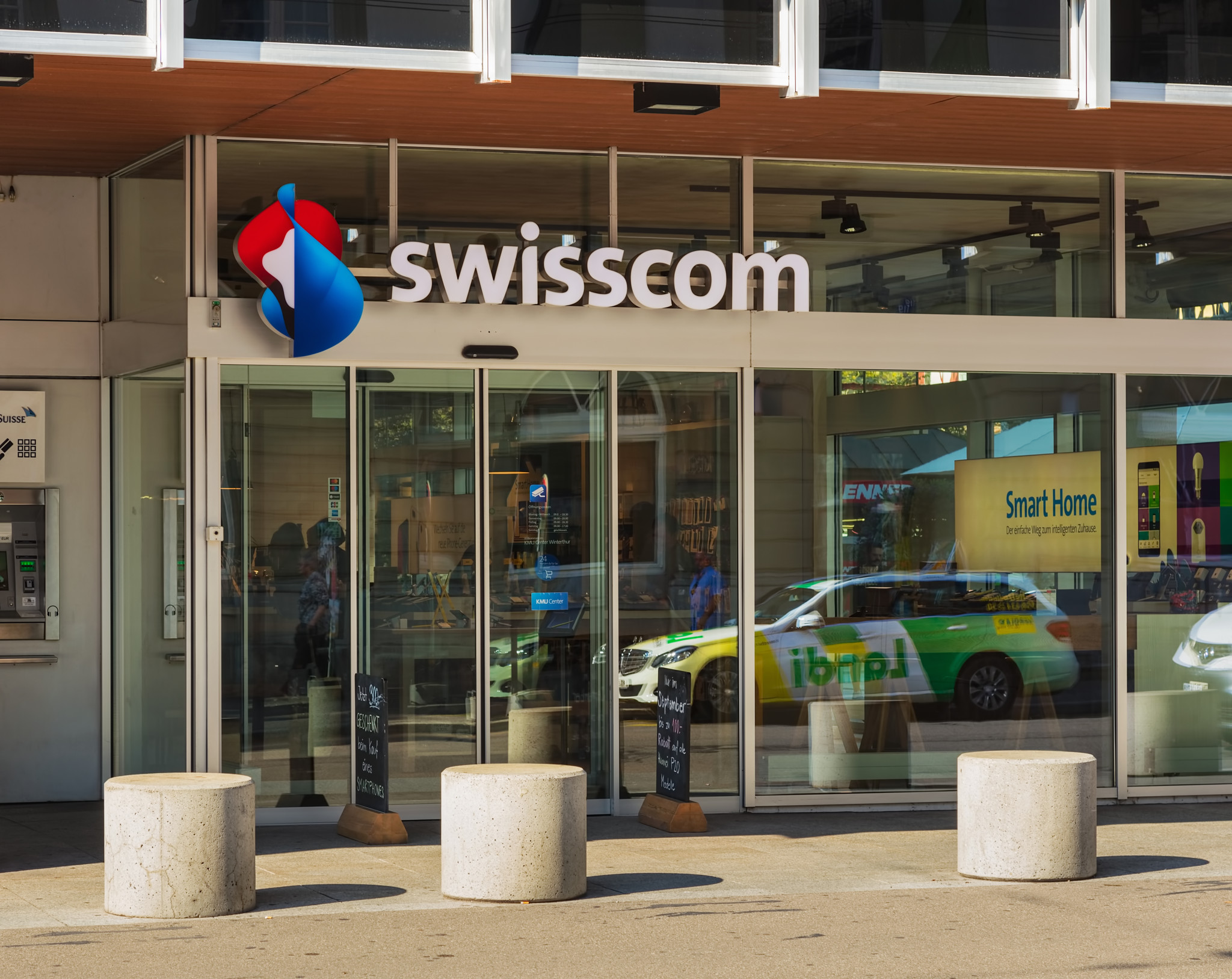 Entrée d’un magasin Swisscom à Winterthur, Suisse, avec des personnes à l’intérieur, le 19 septembre 2018.